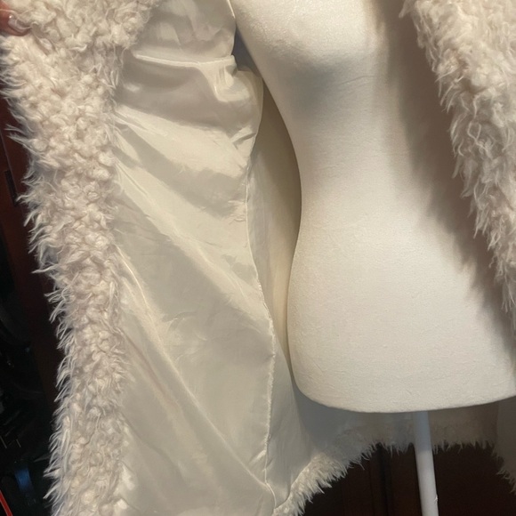 Me Jane Winter White Fuzzy Long Cozy Vest - Picture 6 of 7